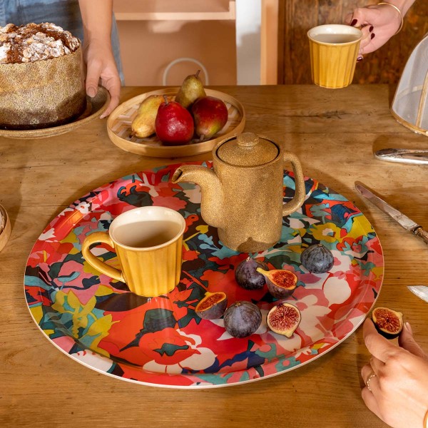 La meseta de Java sobre la mesa en el desayuno