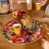 La meseta de Java sobre la mesa en el desayuno