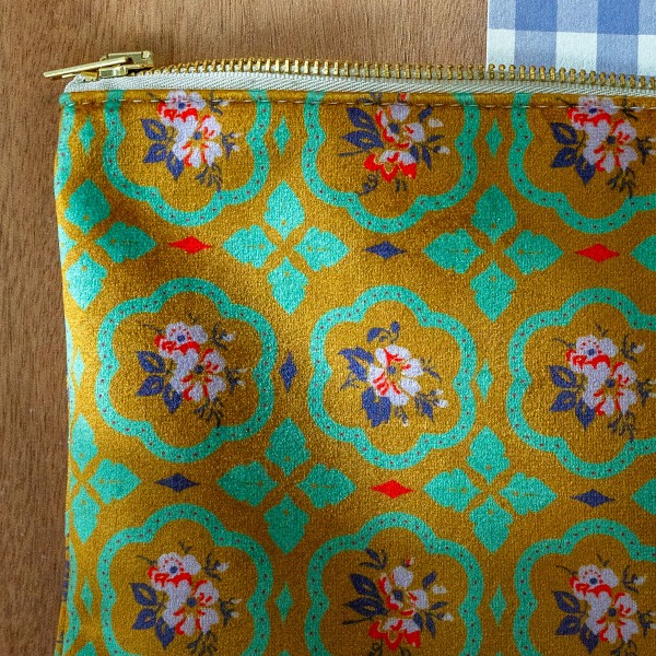 Bolsa de terciopelo de oro mona