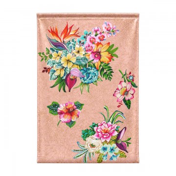 Tapiz mural de tela TAÏNA 90 x 135 cm, ramos tropicales sobre fondo rosa empolvado, colgado en un salón 2