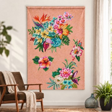 TAÏNA fabric wall hanging 90 x 135 cm, tropical bouquets on a powder-pink background, hung in a living room