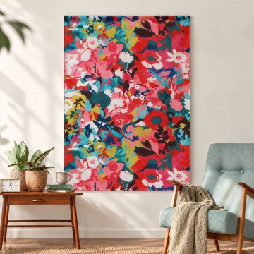 Tapiz mural de tela JAVA 90 x 135 cm, flores y follajes recortados en rojo, rosa y turquesa, colgado en un salón
