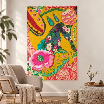 Arazzo da parete in tessuto PAJARO 90 x 135 cm, uccello dorato, cachemire e peonia su fondo zafferano, appeso in un soggiorno
