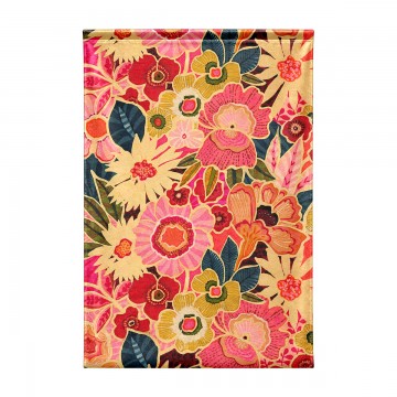 Tenture murale en tissu KIMIKO 90 x 135 cm, grandes fleurs stylisées rose corail et doré, accrochée dans un salon 2