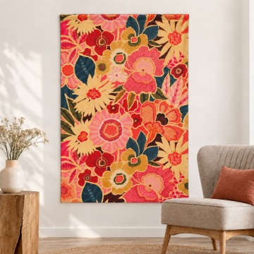 Arazzo da parete in tessuto KIMIKO 90 x 135 cm, grandi fiori stilizzati rosa corallo e oro, appeso in un soggiorno