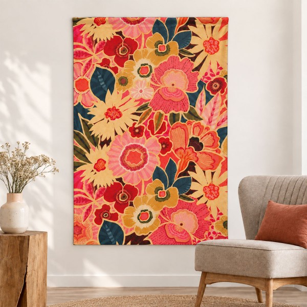 Arazzo da parete in tessuto KIMIKO 90 x 135 cm, grandi fiori stilizzati rosa corallo e oro, appeso in un soggiorno