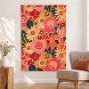 Arazzo da parete in tessuto KIMIKO 90 x 135 cm, grandi fiori stilizzati rosa corallo e oro, appeso in un soggiorno