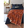 Plaid in velluto AIMI arancione 140 x 190 cm su un letto