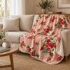 Plaid velours HANAMI rose 140 x 190 cm jeté sur un canapé