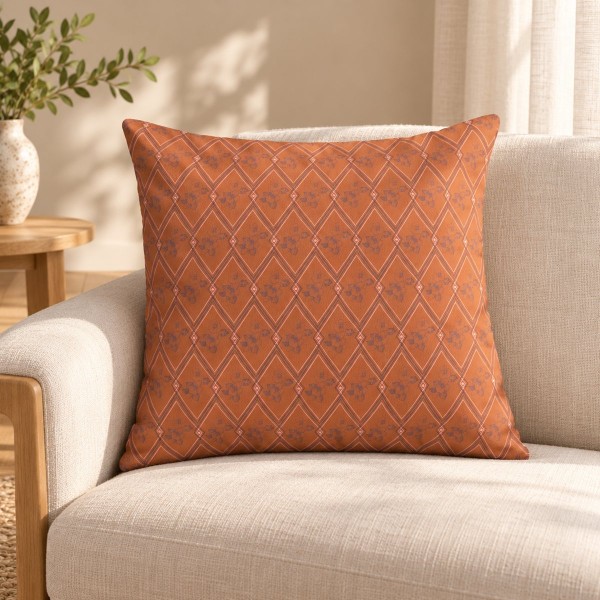 Funda de cojín cuadrada HINDI naranja 50 x 50 cm con relleno, sobre un sillón
