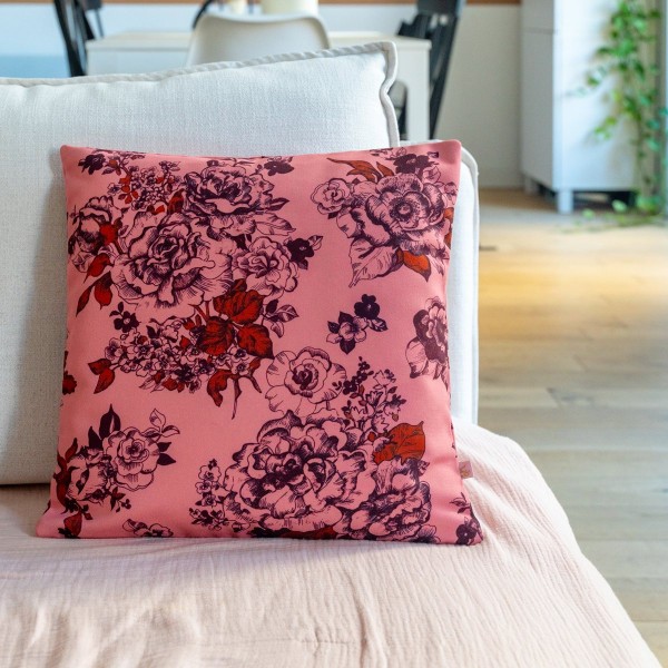 Quadratisches Sofakissen AIMI rosa 40 x 40 cm auf einem Sofa