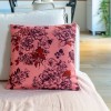 Cuscino da divano quadrato AIMI rosa 40 x 40 cm su un divano