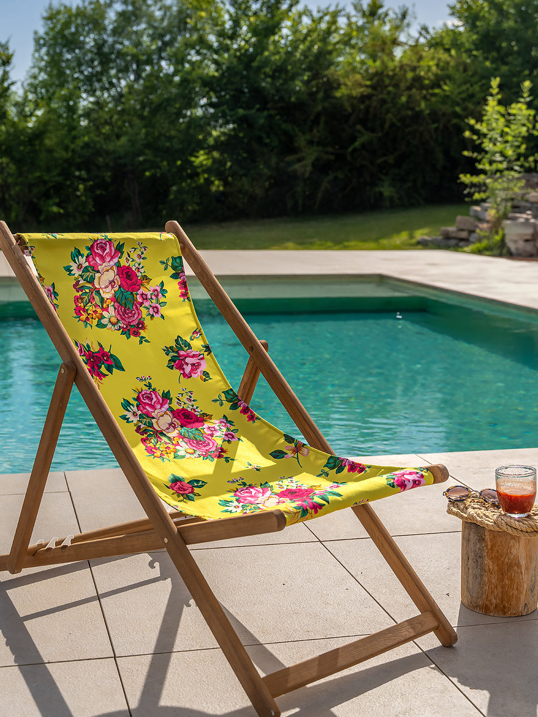 Transat chilienne en bois à toile fleurie MIA jaune au bord d'une piscine