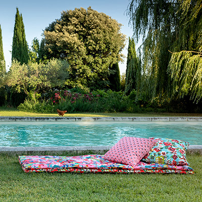 Des matelas de bain de soleil sur l&#039;herbe en bord de piscine