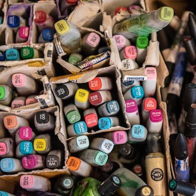 Cajas de rotuladores de todos los colores utilizados para dibujar los motivos Vent de bohème